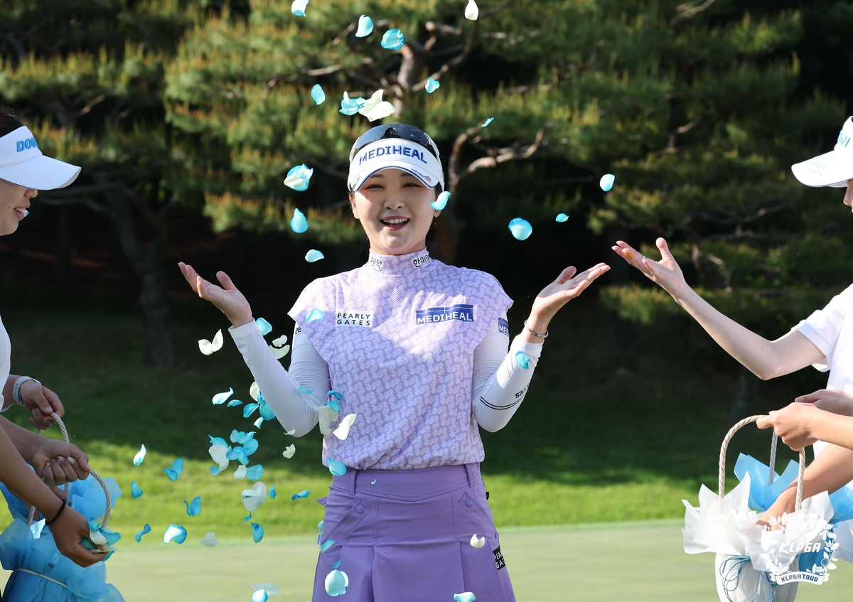 꽃잎 축하 세례를 받는 이예원.
