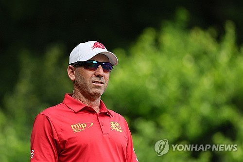 PGA 챔피언십 때 코스를 바라보는 가르시아.