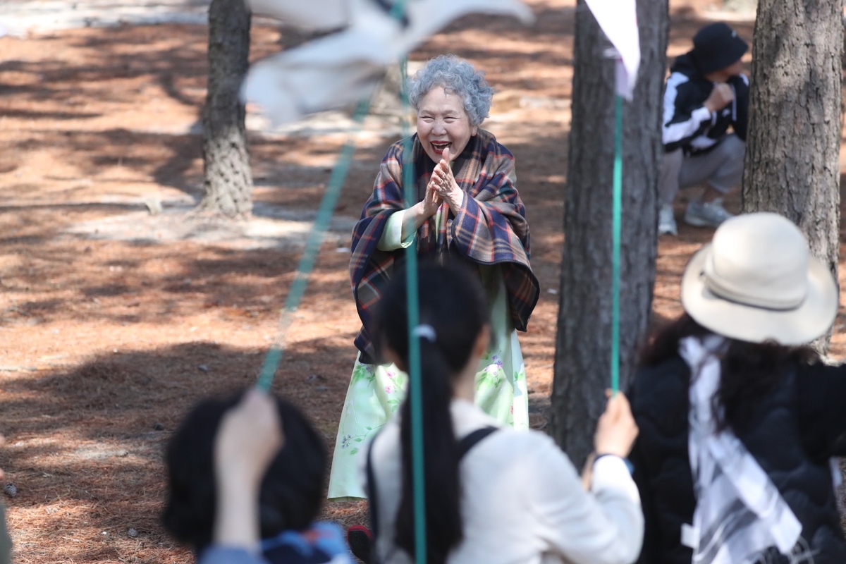 영화 '청명과 곡우 사이'에서 장례식 장면 촬영 중인 배우 박정자