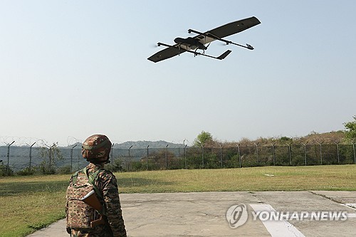 드론 지켜보는 인도 군인