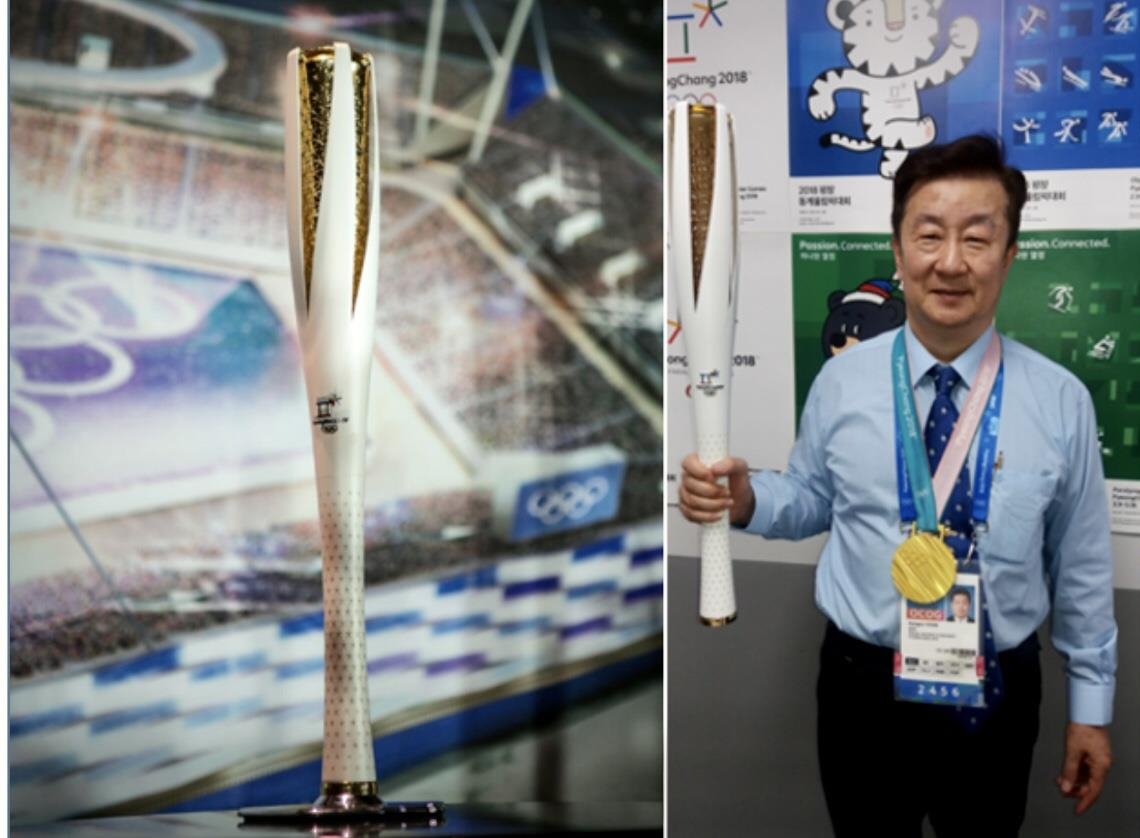 2018 평창 동계올림픽 성화봉(왼쪽)과 윤강로 국제스포츠외교연구원장 