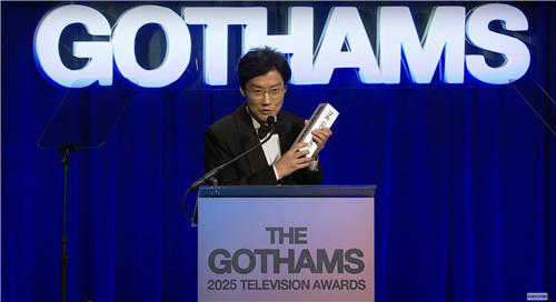美 고섬어워즈 공로상 받은 황동혁 감독 "기적 계속되는 기분"