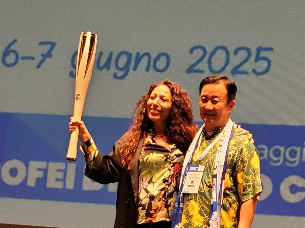 윤강로 원장, 2026 동계올림픽 조직위에 평창 성화봉 기증