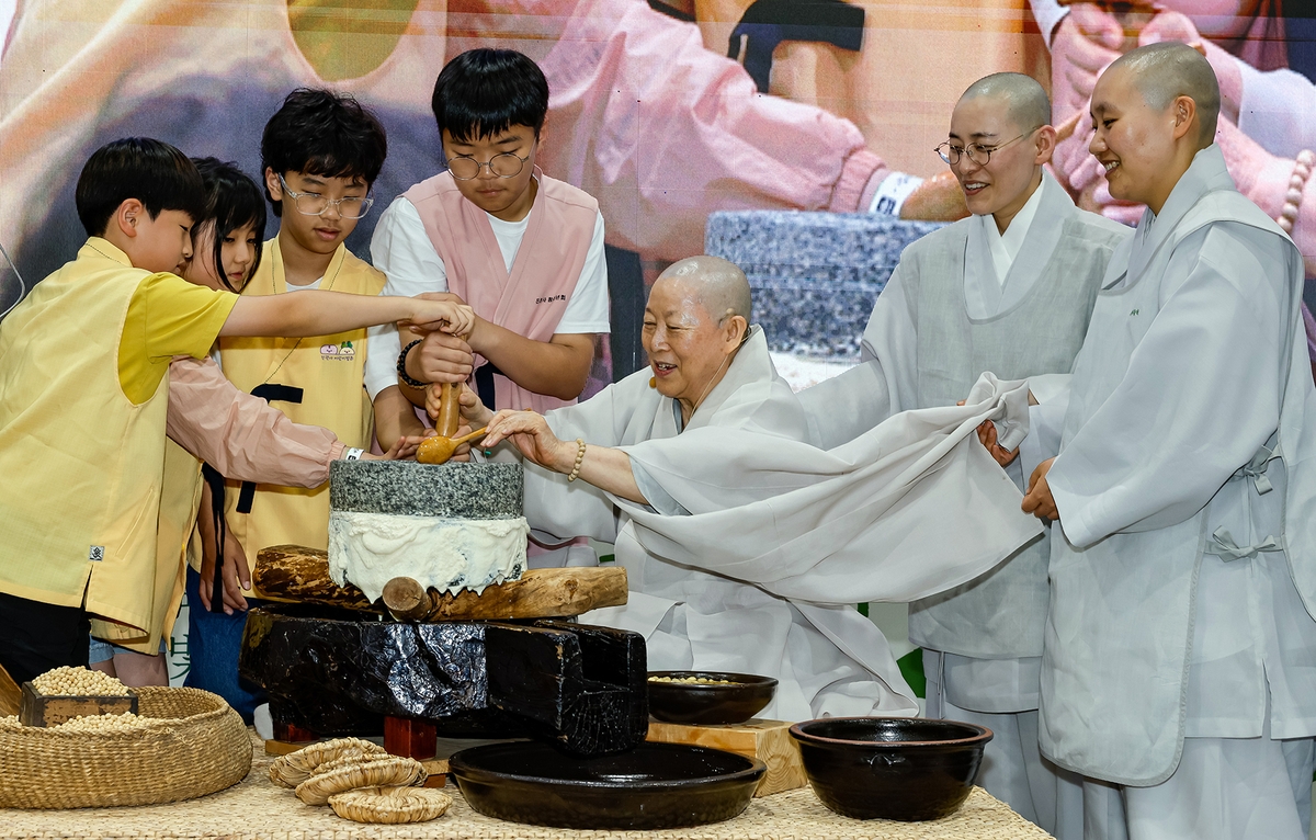 사찰음식 대축제…맷돌 돌리는 어린이들