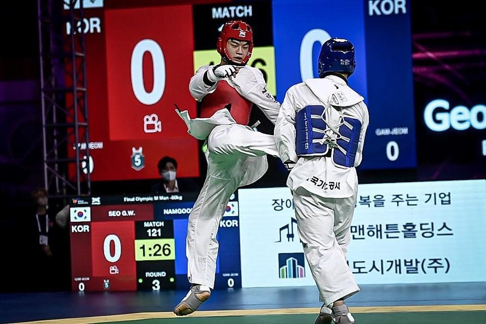 공격 시도하는 서건우(왼쪽)