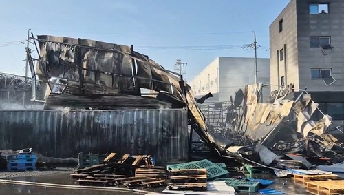 용인 폴리에틸렌 폼 제조업체서 화재…4명 부상(종합)
