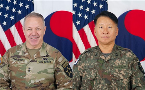 26일 잠실구장에서 시구를 하는 롬바르도(왼쪽) 소장과 시타자 이운장 준장