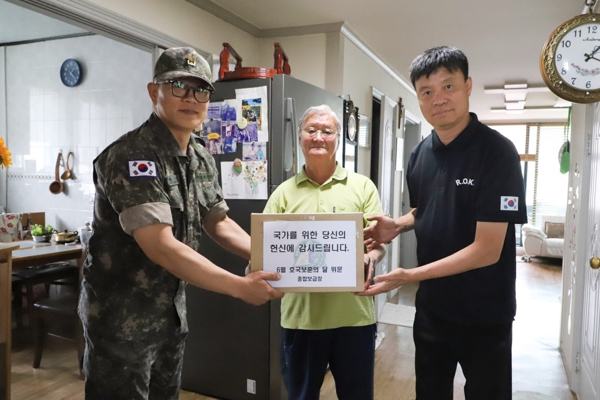 [게시판] 육군종합보급창, 호국보훈의 달 맞아 참전용사 찾아 봉사활동 관련 이미지