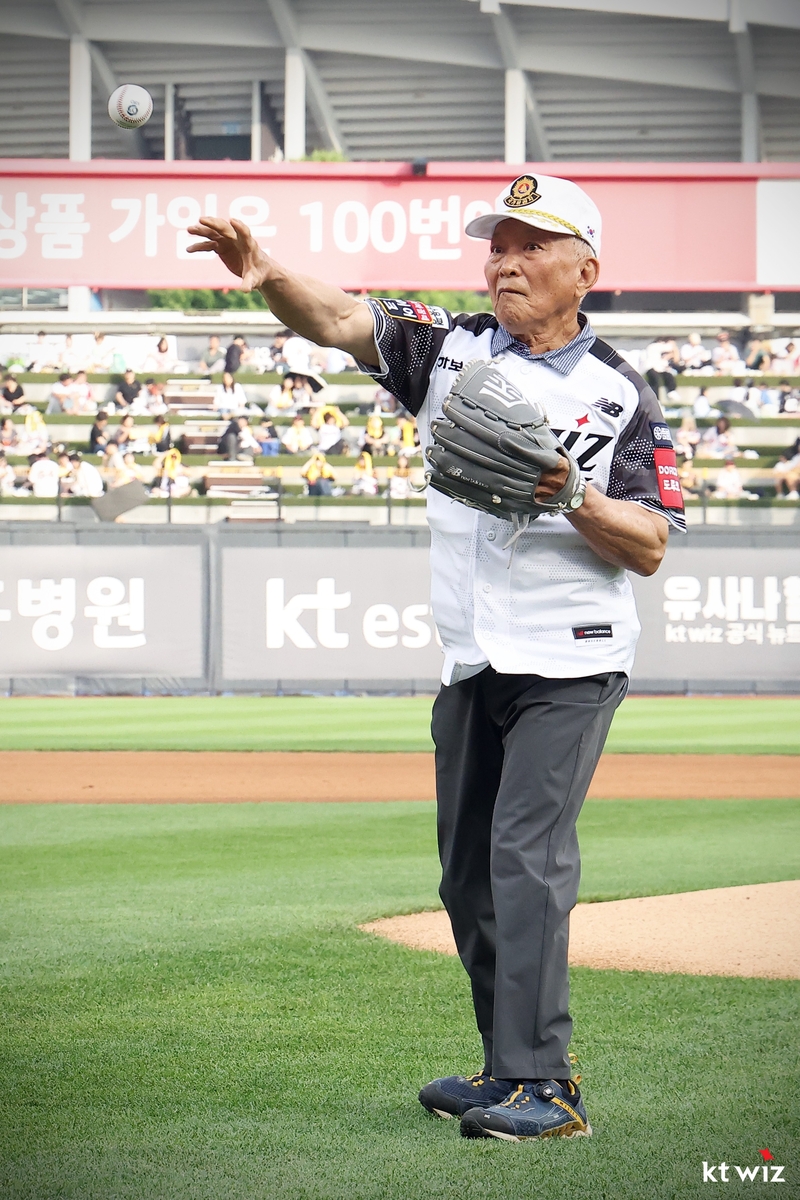 시구자로 나선 해병대 원사 전역 김종익 씨