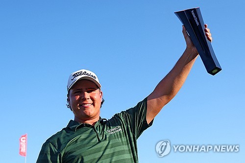 우승 트로피를 든 포트기터.