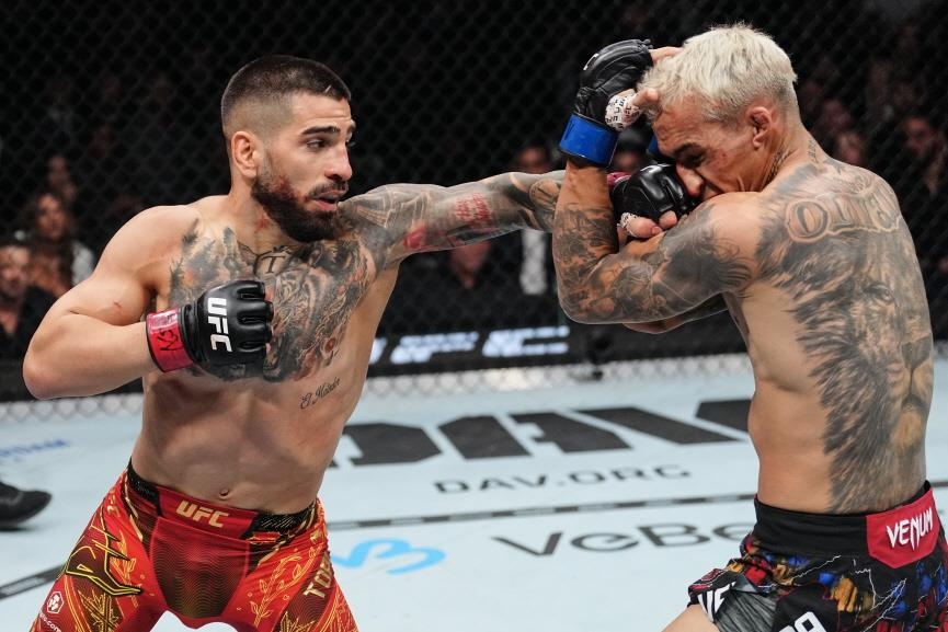 토푸리아, 올리베이라 1R KO로 꺾고 UFC 두 체급 제패