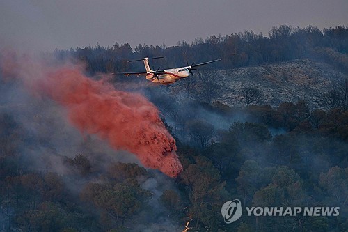 佛서 불씨 남은 바비큐 장비 싣고 고속도로 달리다 산불…