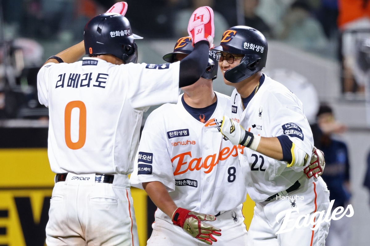8회 3점 홈런을 치고 기뻐하는 한화 채은성(오른쪽)