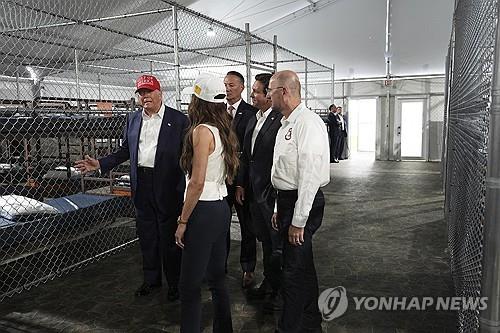 플로리다주 불법이민자 구금시설 찾은 트럼프