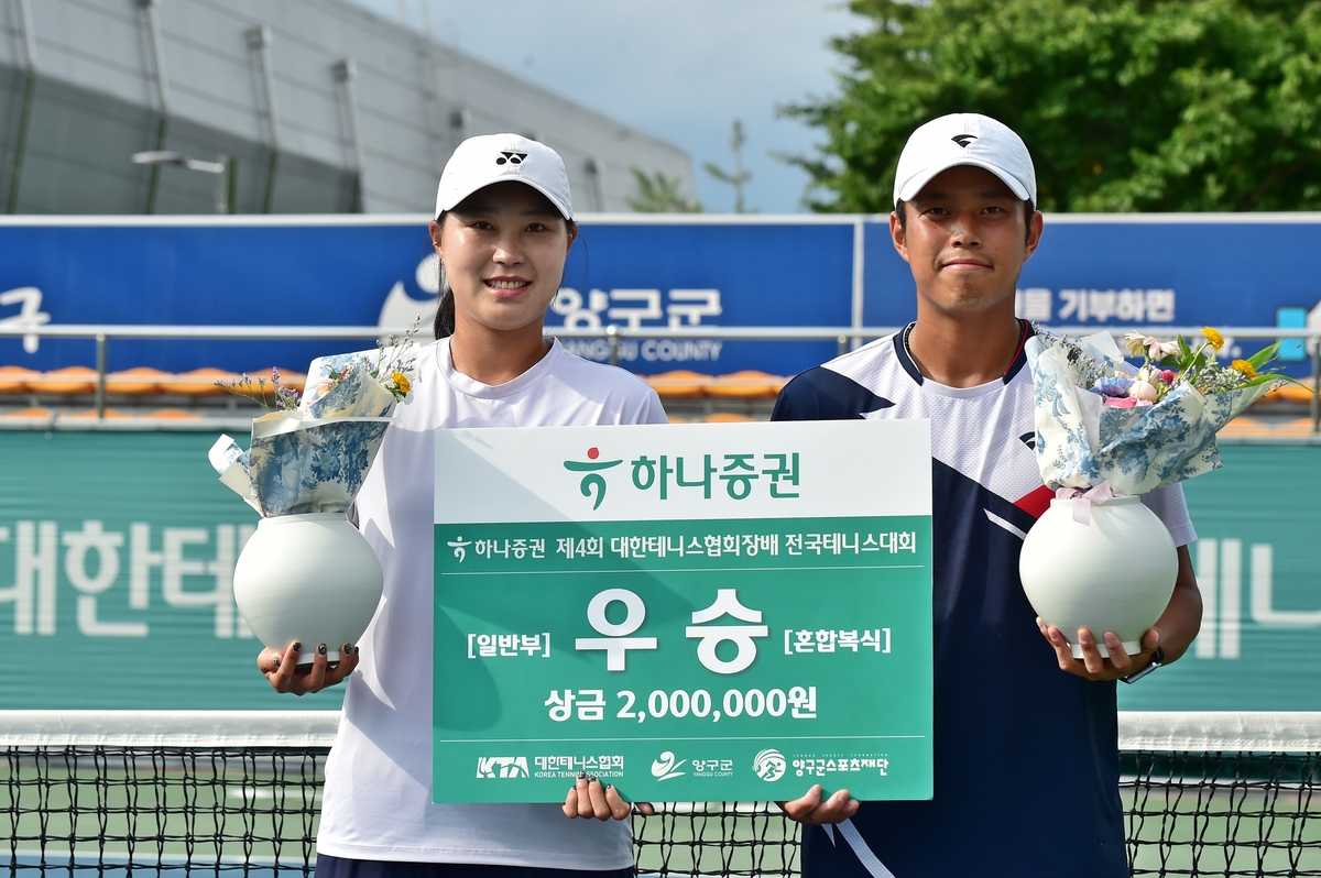 혼합 복식 우승 오정하(왼쪽)와 이영석. 