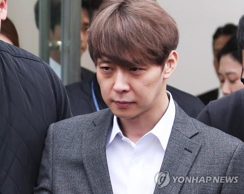 "4억8천만원 달라"…박유천 상대 전 기획사 대표 소송 