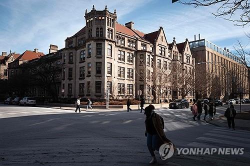 트럼프, 인종다양성 정책 폐기하자 美장학재단들 지급기준…