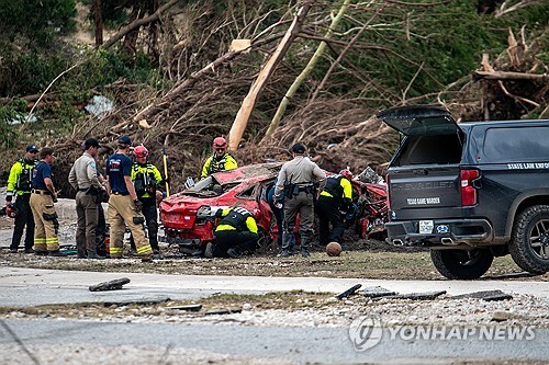 텍사스 홍수 피해를 점검하는 수색대