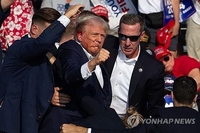 트럼프 유세 중 암살 시도 사건 1년…트럼프 "잊을 수 없어"