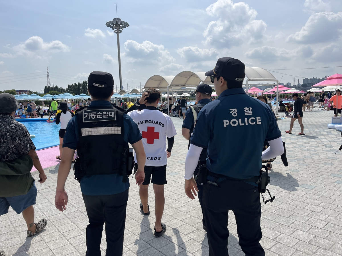 경찰, 한강 수영장 일대 불법촬영 점검·범죄예방 순찰