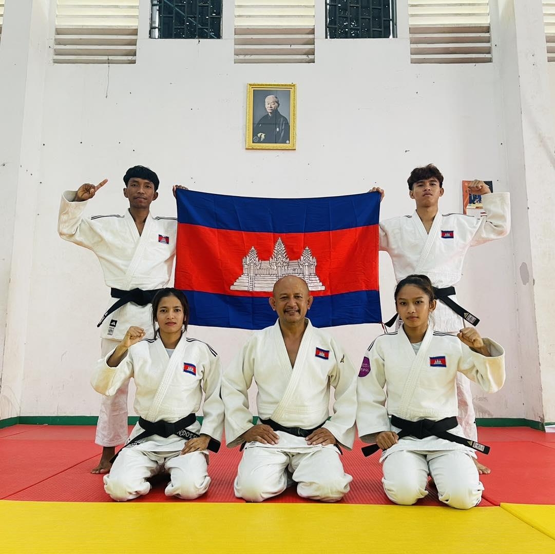 김재범 한국마사회 유도단 감독, 캄보디아에 유도복 지원