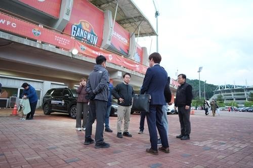 지난 5월 춘천시 홈경기에 입장을 제지당한 육동한 춘천시장과 공무원