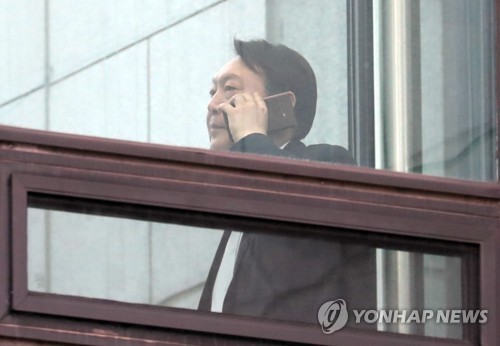 아이폰에 막힌 수사기관들…"비번 공개 거부 시 처벌" …