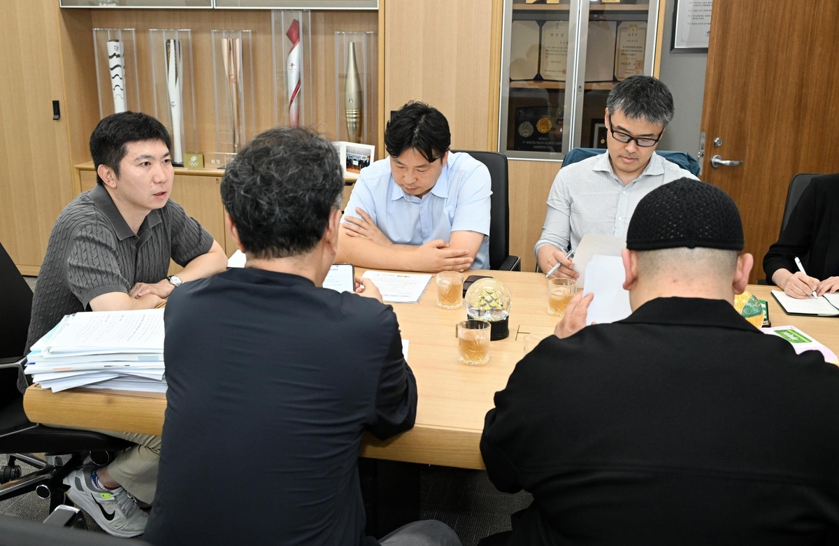 운동선수 학부모연대와 간담회 가진 유승민 대한체육회장(맨 왼쪽)
