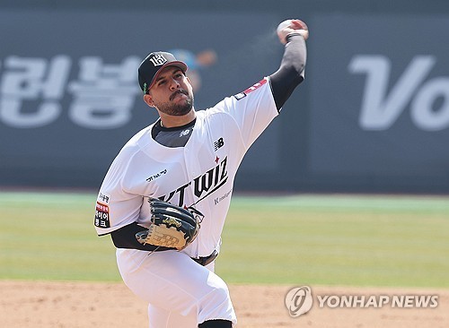 kt 외국인 투수 헤이수스, 149㎞ 헤드샷으로 퇴장……