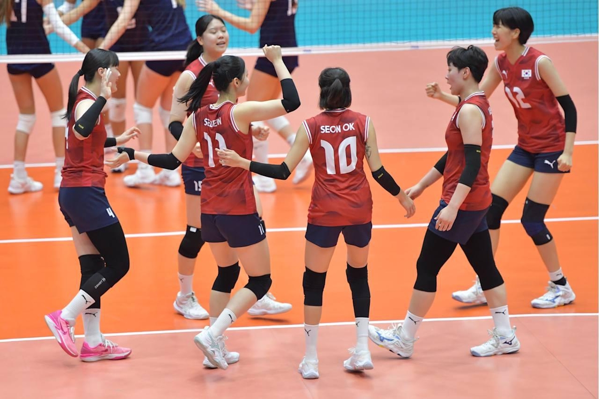 득점 후 기뻐하는 U-21 여자배구 대표팀 선수들