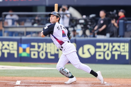 LG 신민재의 8일 경기 모습. 