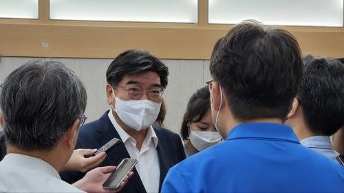 술잔 투척 논란으로 기자실 찾은 김용진 전 경제부지사