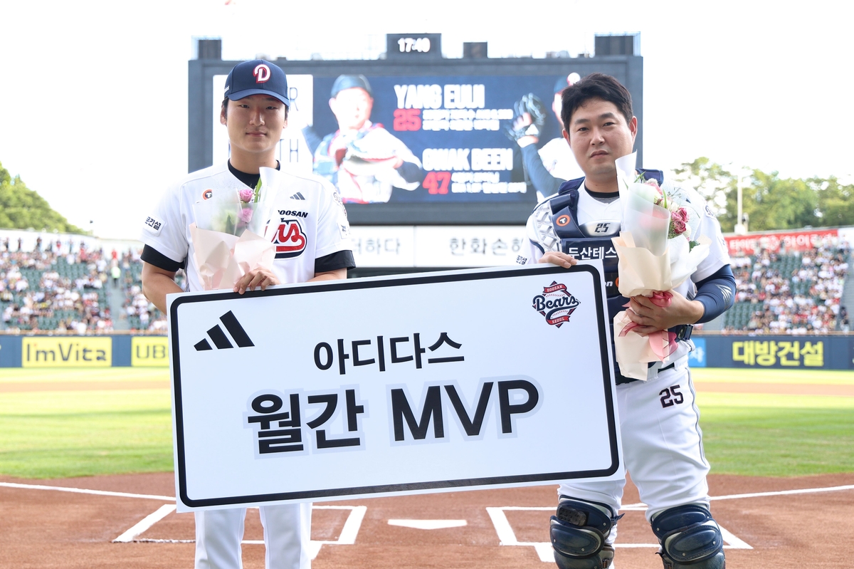 곽빈(왼쪽)과 양의지.