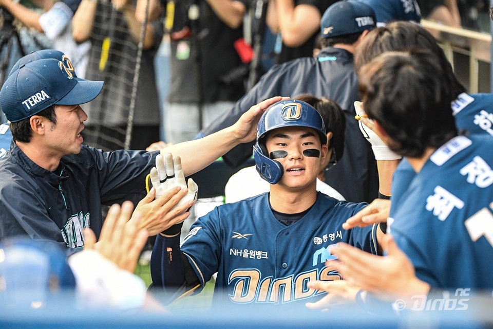 홈런을 치고 기뻐하는 김주원(가운데).