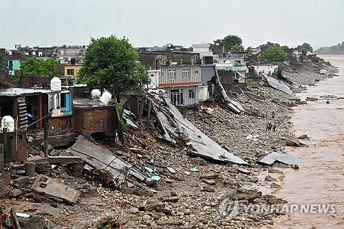 인도령 잠무 타위강 주변 파손된 주택