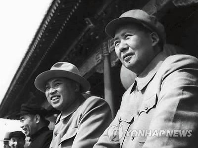 1954년 10월 1일 열병식을 함께 지켜보는 김일성(오른쪽 둘째)과 마오쩌둥(오른쪽)[연합뉴스자료사진]