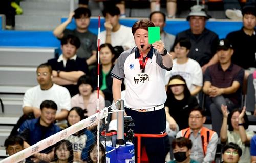 그린카드 들어보는 주심