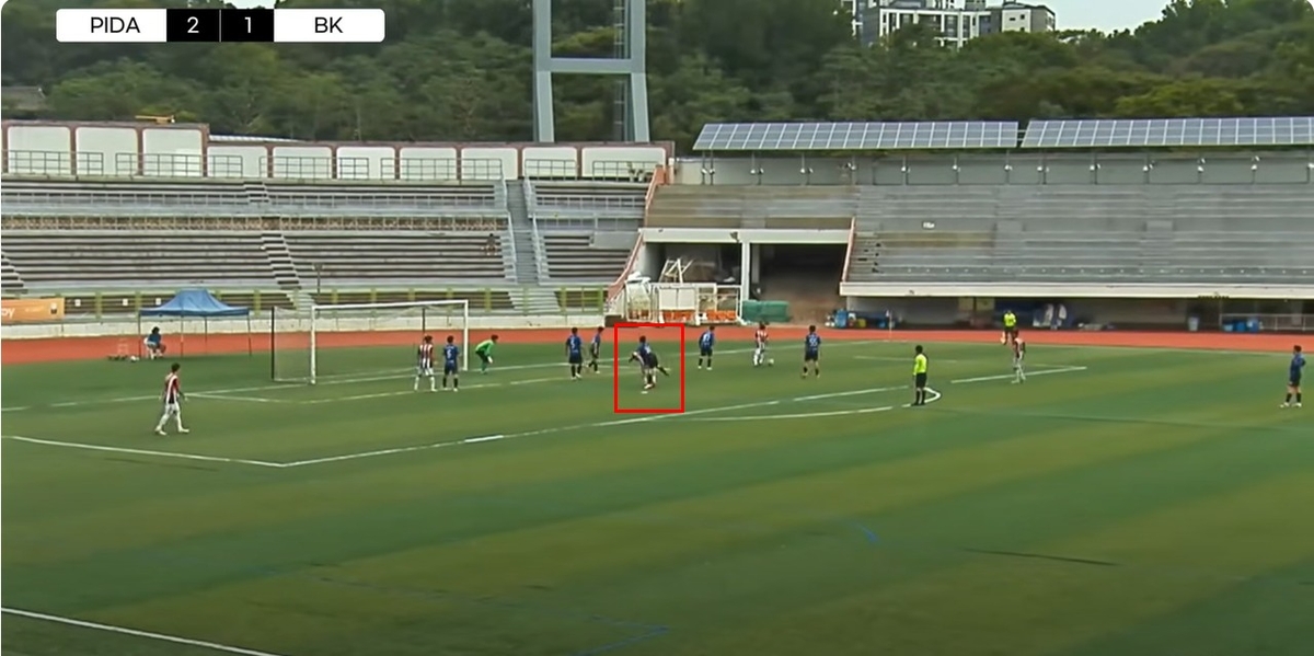 아마추어 축구 경기 도중 상대 선수 뒤통수를 가격하는 장면