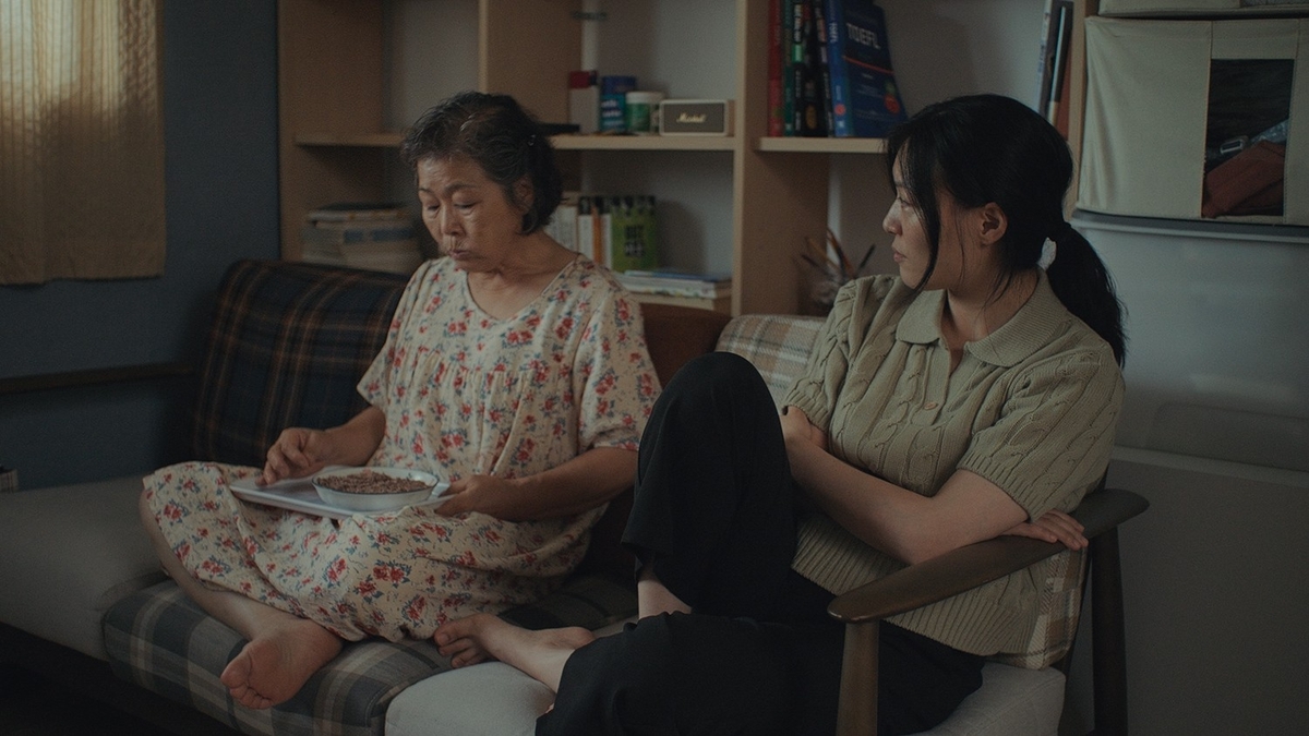 돈 때문에 시작된 모녀의 어정쩡한 동거…영화 '홍이'