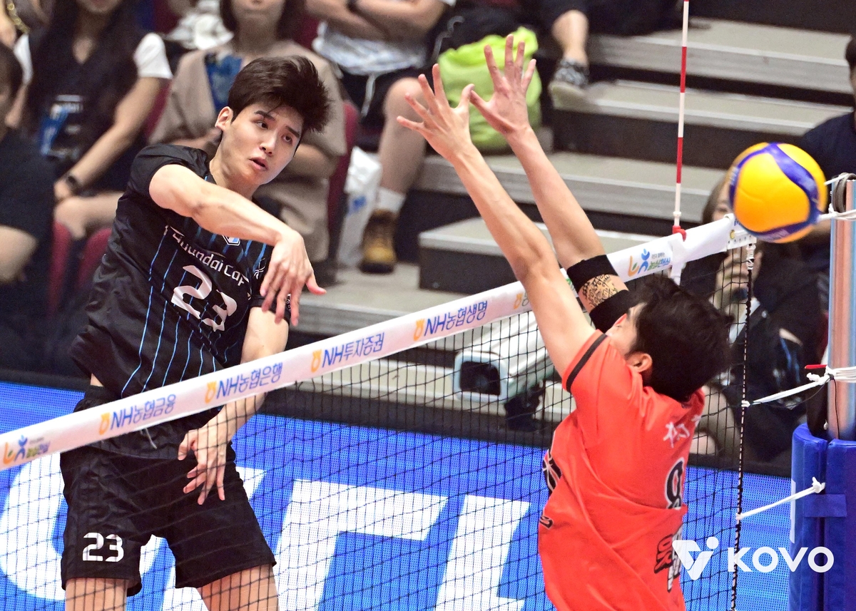 개막일인 13일 유일하게 치른 현대캐피탈-OK저축은행전