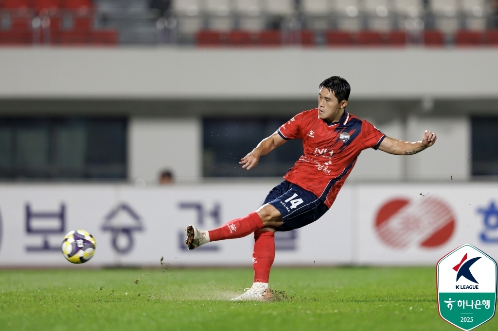 김천 이동경의 페널티킥 장면.