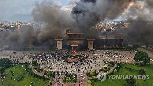 불타는 네팔 정부청사