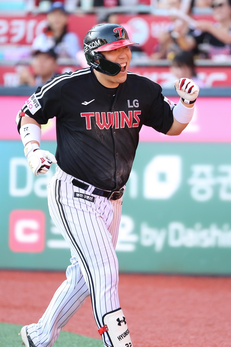 2점 홈런 치고 기뻐하는 LG 김현수