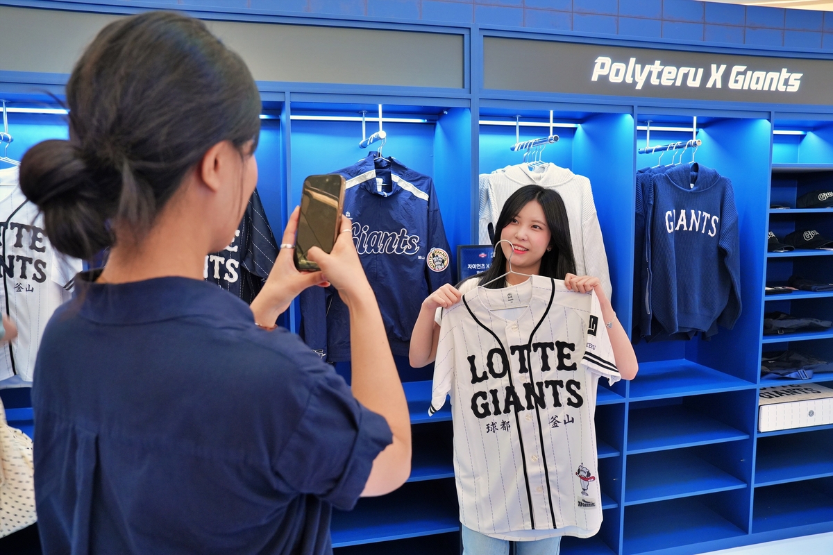 롯데백화점, 서울·부산서 '가을 야구 염원' 롯데자이언츠 팝업