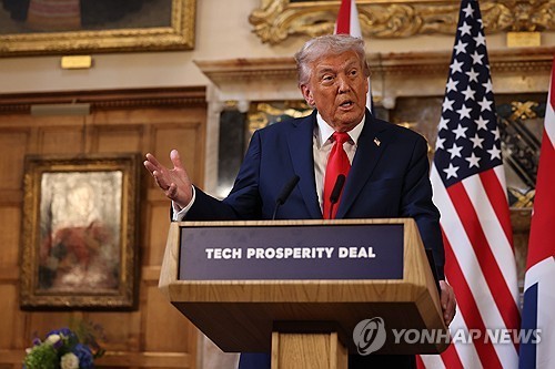 트럼프, '찰리커크' 발언으로 중단된 쇼 진행자에 시청률때문
