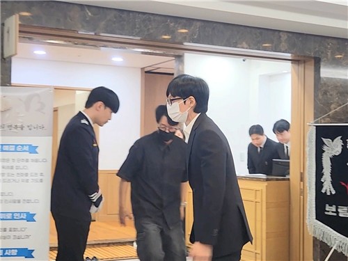 故 전유성의 빈소를 떠나는 개그맨 유재석과 지석진