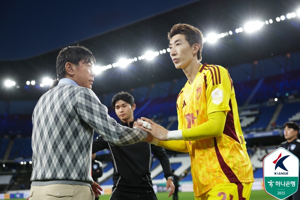 울산HD 신태용 감독(왼쪽)과 골키퍼 조현우