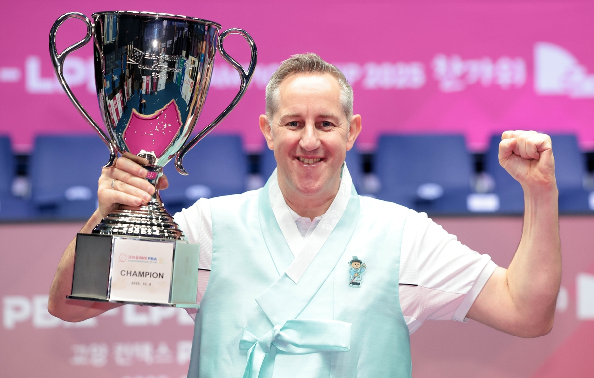 우승 트로피를 들어 올린 에디 레펀스