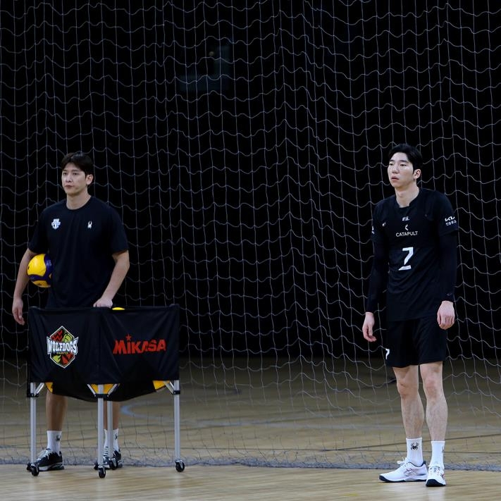 문성민 코치(왼쪽)와 현대캐피탈의 간판 허수봉