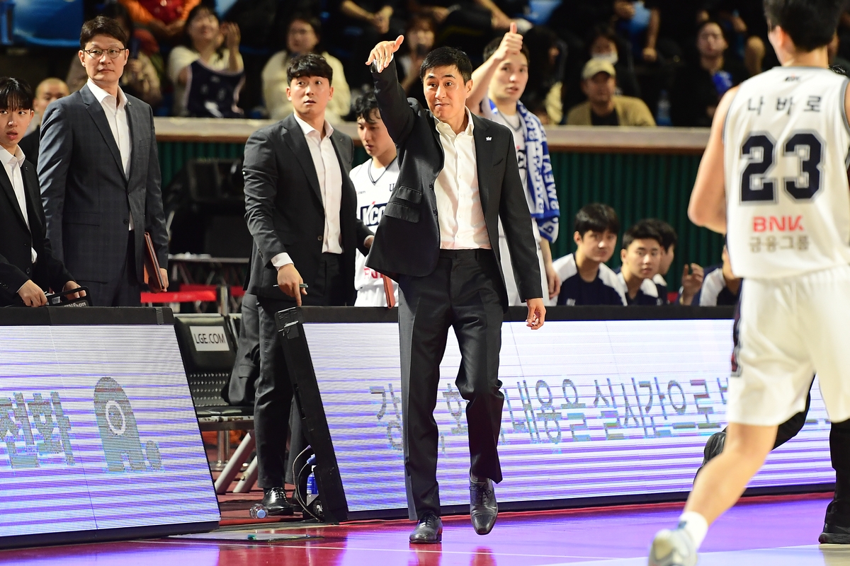 '공동 선두' KCC 이상민 장재석·롱, 수비·리바운드 제 역할